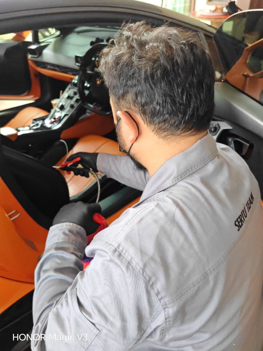 Sertu Team specialist cleansing a premium car seat